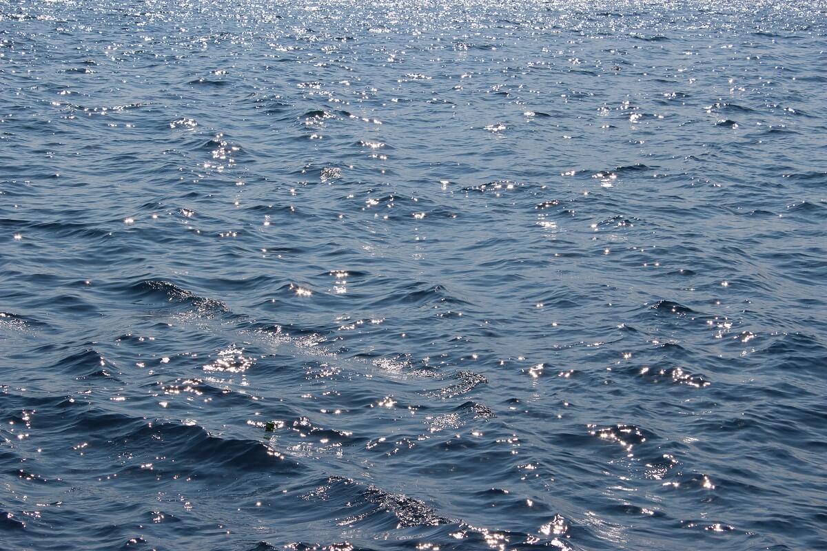 Blaues Wasser in der Bucht von Antalya